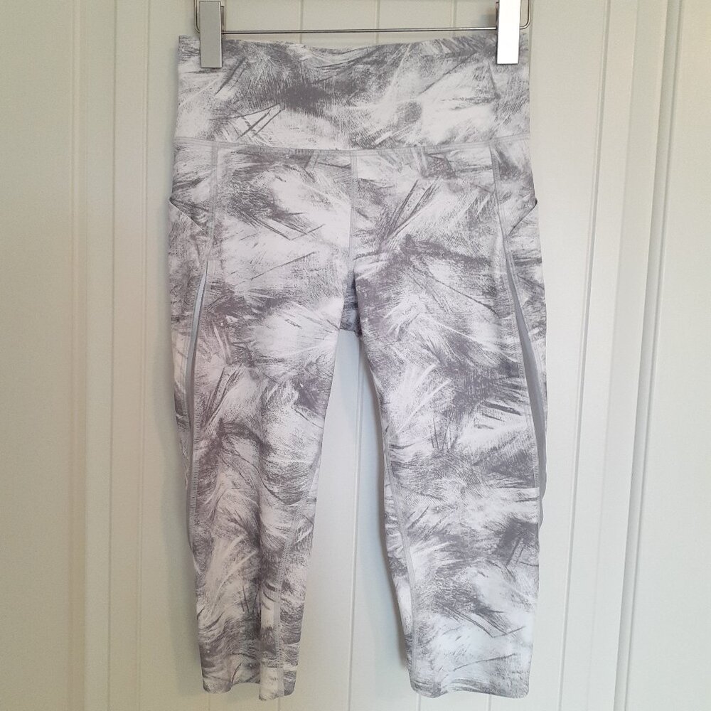 Lululemon Pace Perfect Crop (17") Breeze By White Light Cast / Light Cast Size 8
